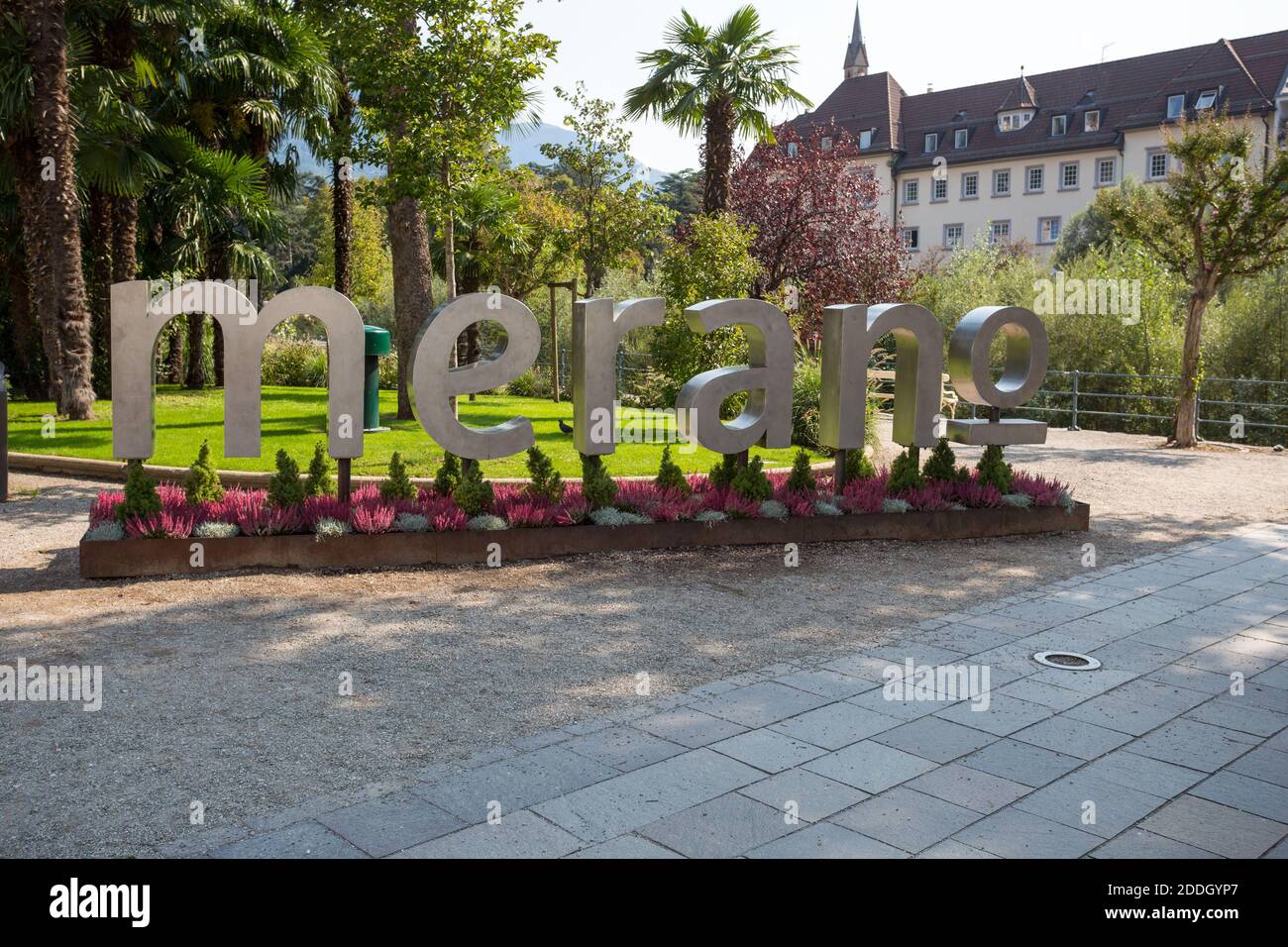 MERAN, ITALIEN, 13. SEPTEMBER 2020 - die Inschrift "Merano" in der Stadt Meran, Provinz Bozen, Südtirol, Italien. Stockfoto
