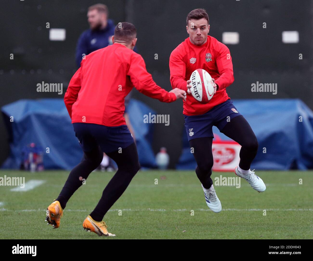 Englands George Ford und Jonny May (links) während der Trainingseinheit im Lensbury Hotel, London. Stockfoto