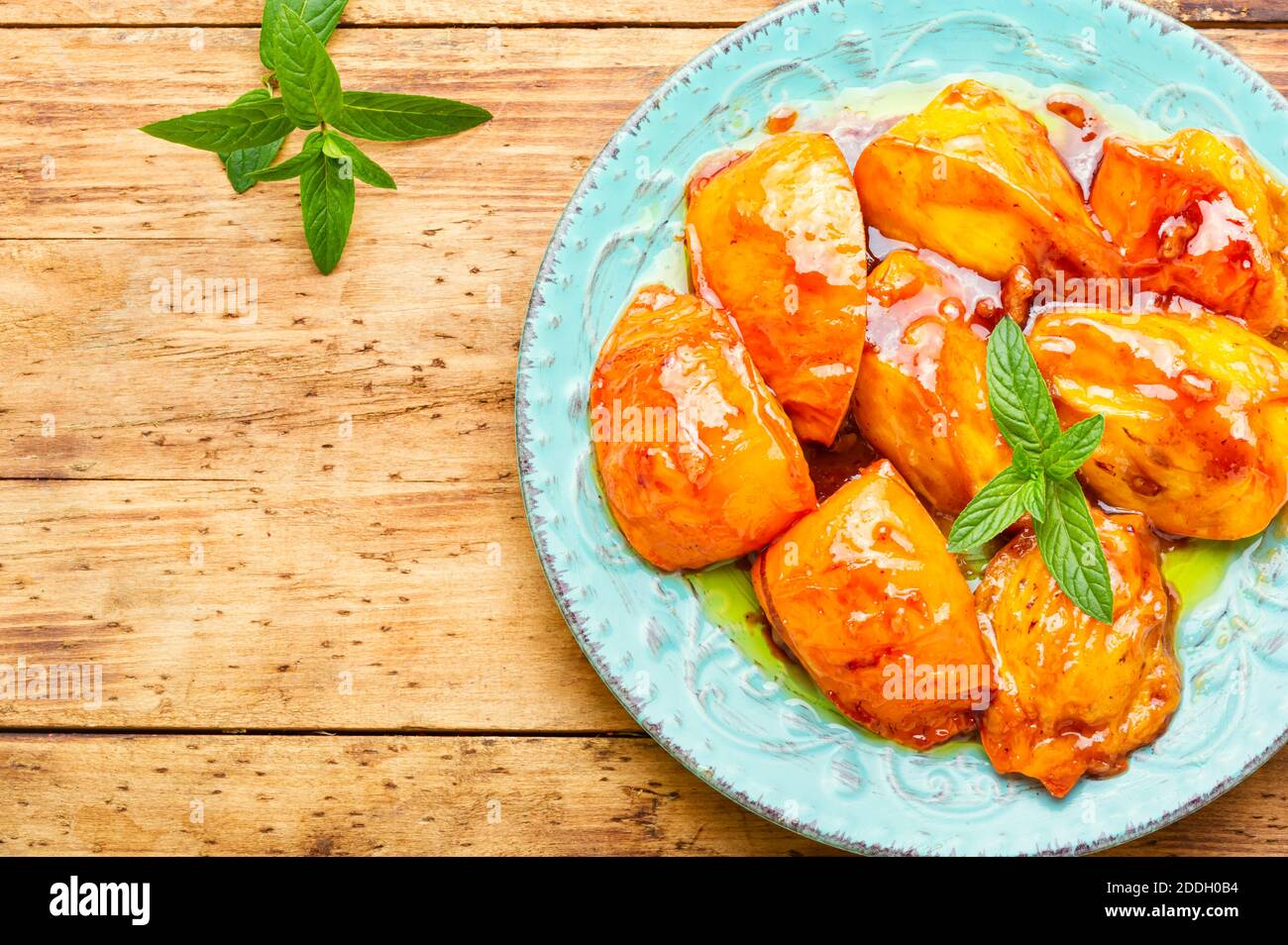 Stücke von karamellisiertem Persimmon.Herbst Dessert Süße, karamellisiertem Persimmon.Copy Raum Stockfoto