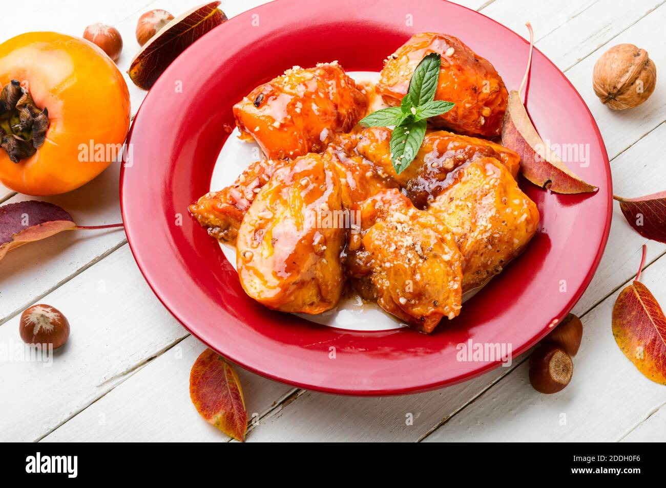 Stücke von karamellisiertem Persimmon.Herbst Dessert Süße, karamellisiertem Persimmon. Stockfoto