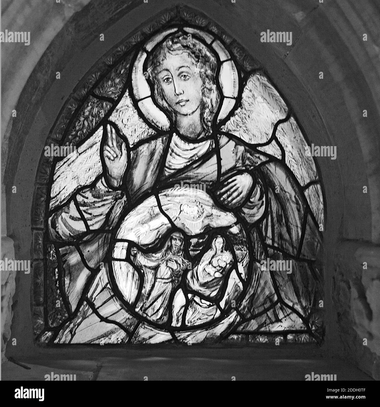 Kleine Glasfenster entlang des Korridors, der Kapitelsaal in Southwell Minster in Nottinghamshire Stockfoto