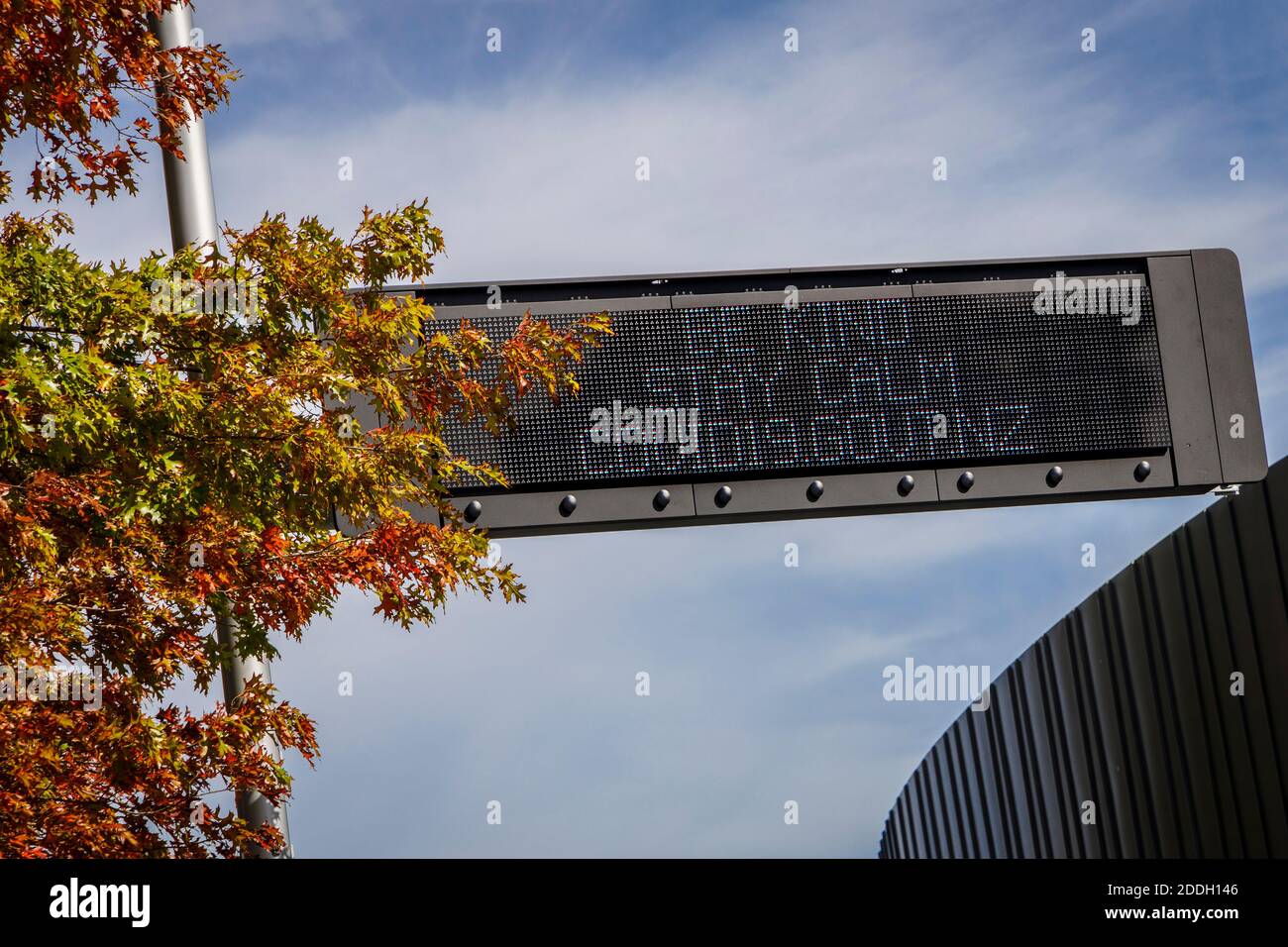 'Be Kind Stay Safe' Covid 19-Nachricht auf einem Straßenschild in Christchurch, Neuseeland. Stockfoto