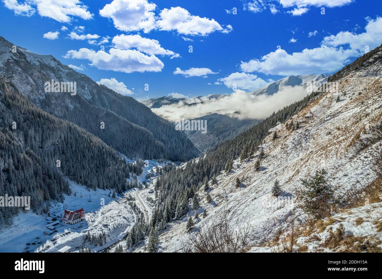 Atemberaubende Aussicht auf die Fagaras Berge im Winter. Der Bergrücken voller Schnee. Es gibt eine der schönsten Straßen der Welt, Transfagarasan Stockfoto