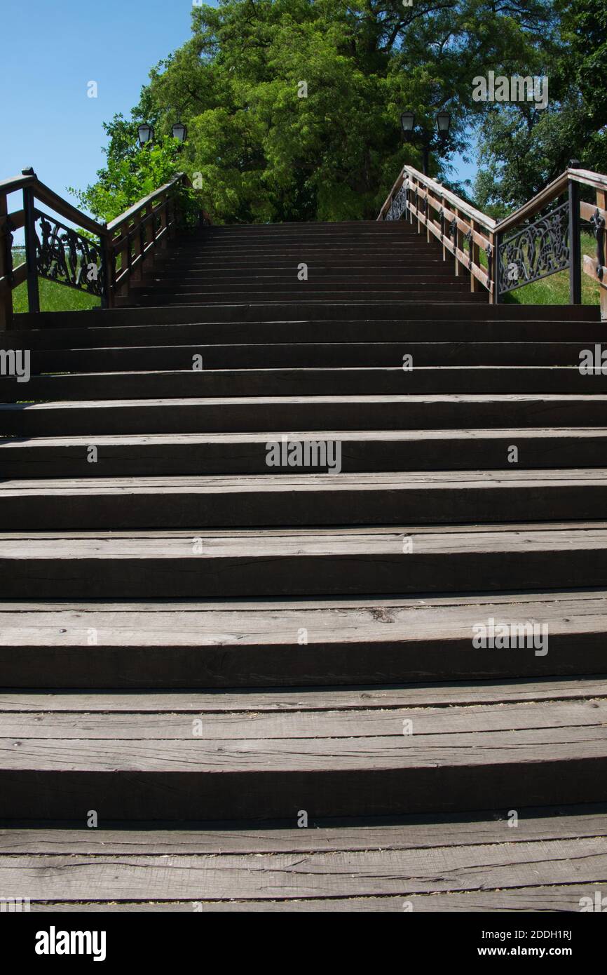 Alte Holztreppe im Stadtpark von Chernigov. Weg nach oben. Stockfoto