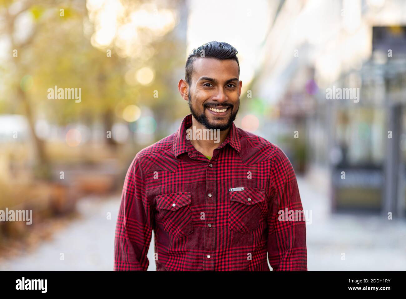 Porträt eines hübschen jungen Mannes auf der Straße der Stadt Stockfoto