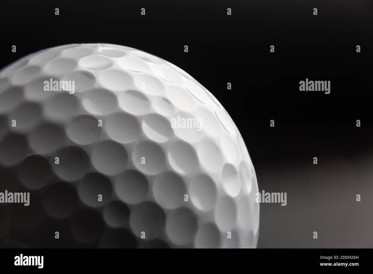 Golfball ganz in der Nähe gesehen. Schwarzer Hintergrund Stockfoto