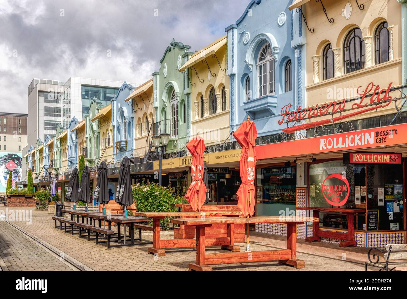 New Regent Street Precinct aus den 1930er Jahren, ein Einkaufszentrum im Stil der spanischen Mission in Christchurch, Neuseeland. Stockfoto