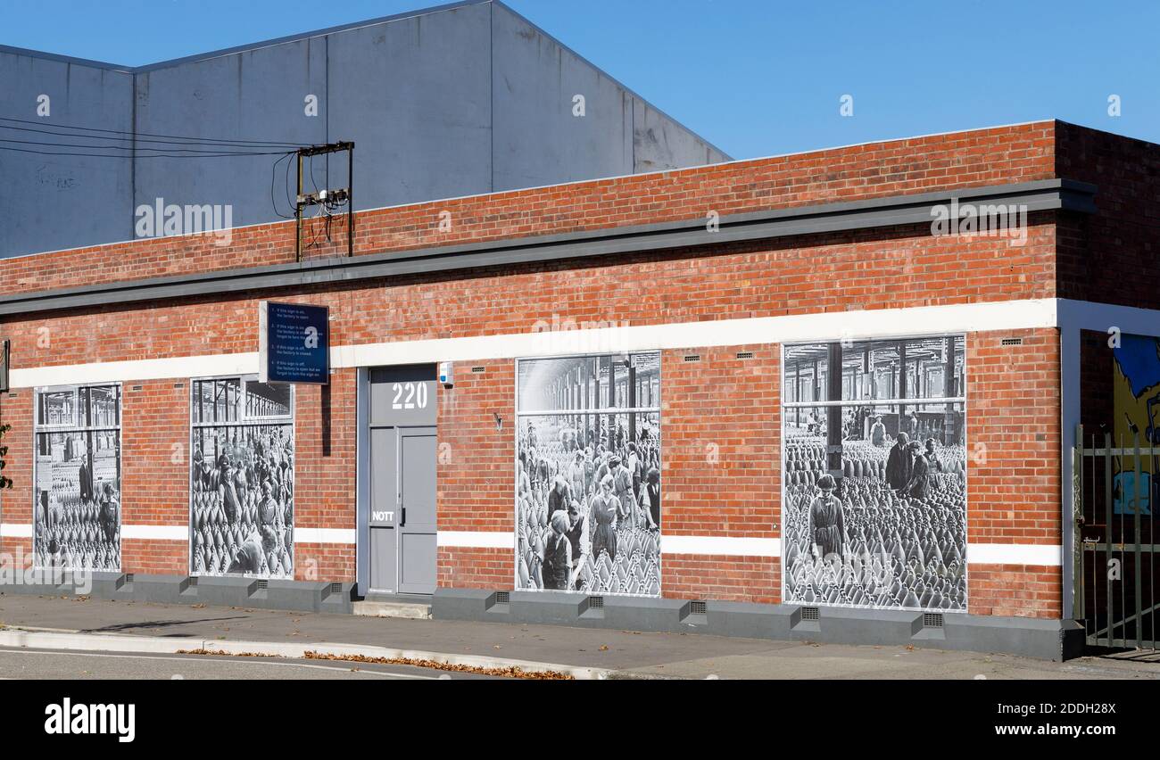 Einmal Fabrikgebäude jetzt Gehäuse Nott Architects Geschäft. Kriegsbilder der Munitionsfabrik auf der Außenseite. Christchurch, Neuseeland. Stockfoto