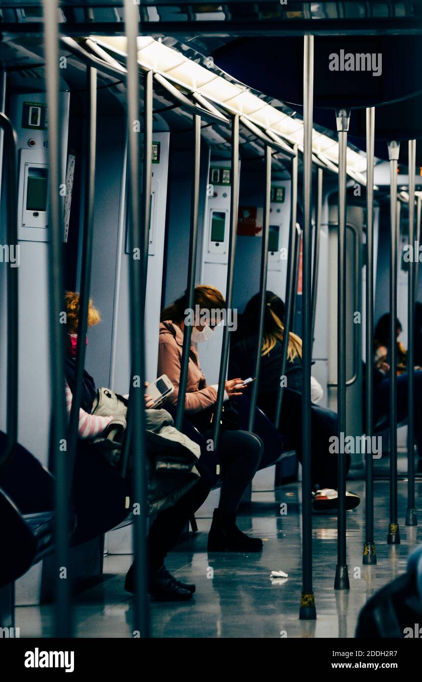 Pendler mit Gesichtsmaske in einem Zugwagen in Madrid, Spanien Stockfoto