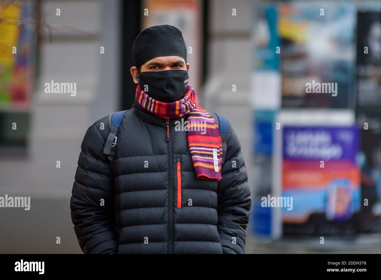 RIGA, LETTLAND. November 2020. Person trägt Gesichtsschutzmaske auf der Straße. Stockfoto