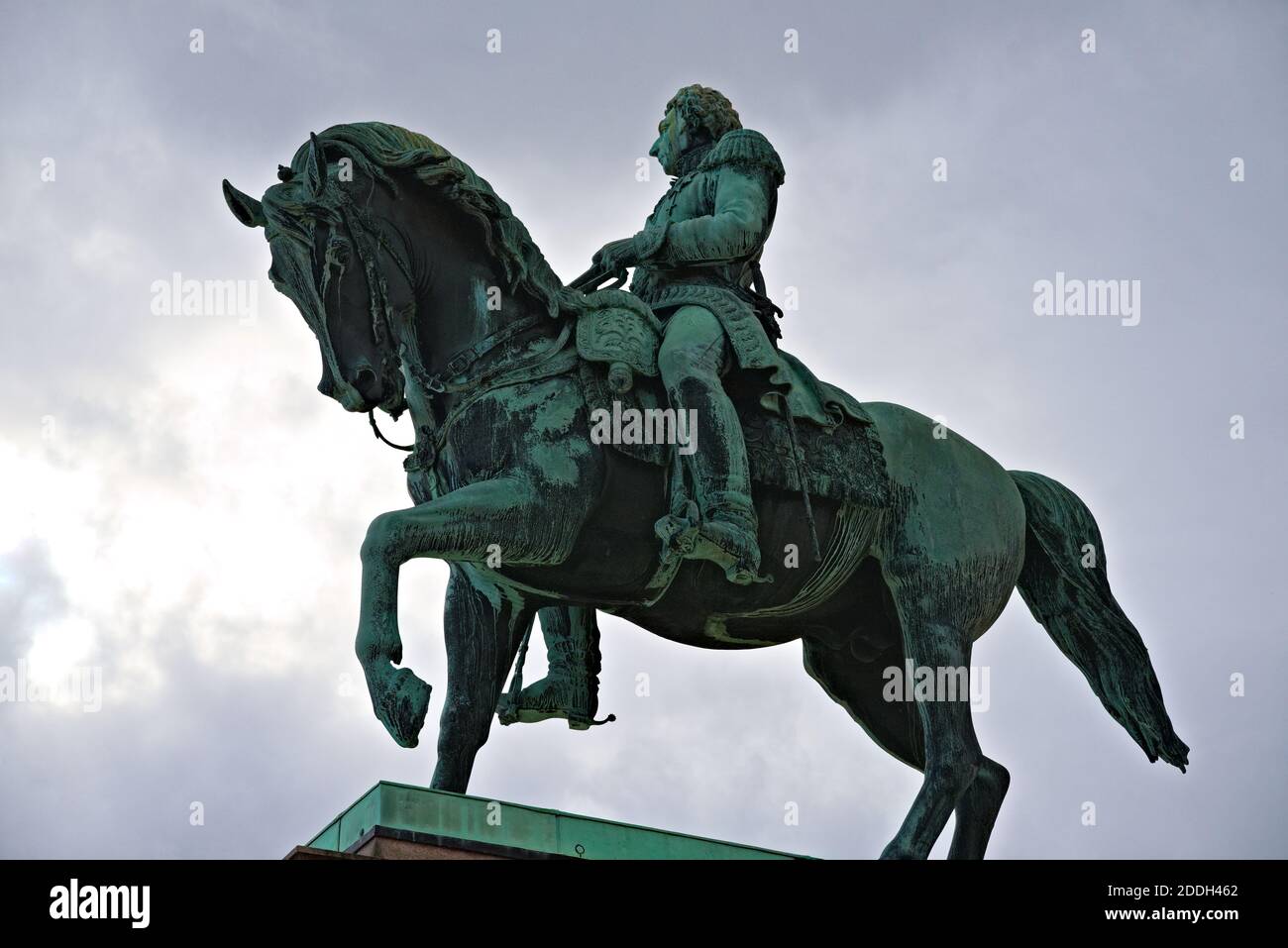 Statue auf dem norwegischen königlichen Platz von König Carl Johan auf seinem Pferd. Stockfoto