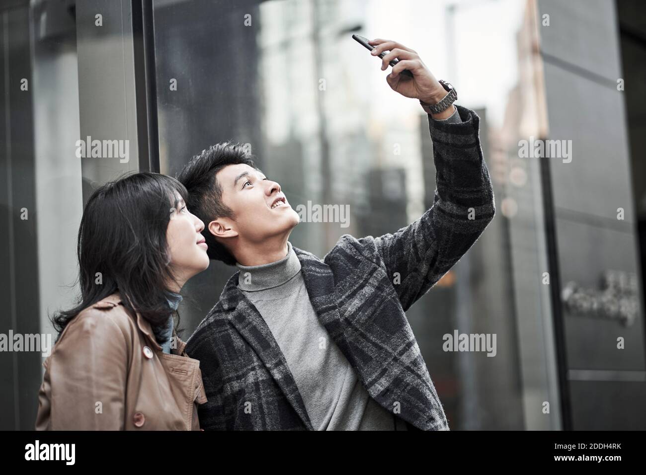 Glücklich jung asiatisch pärchen unter ein Selfie außerhalb von ein Kaufhaus Stockfoto