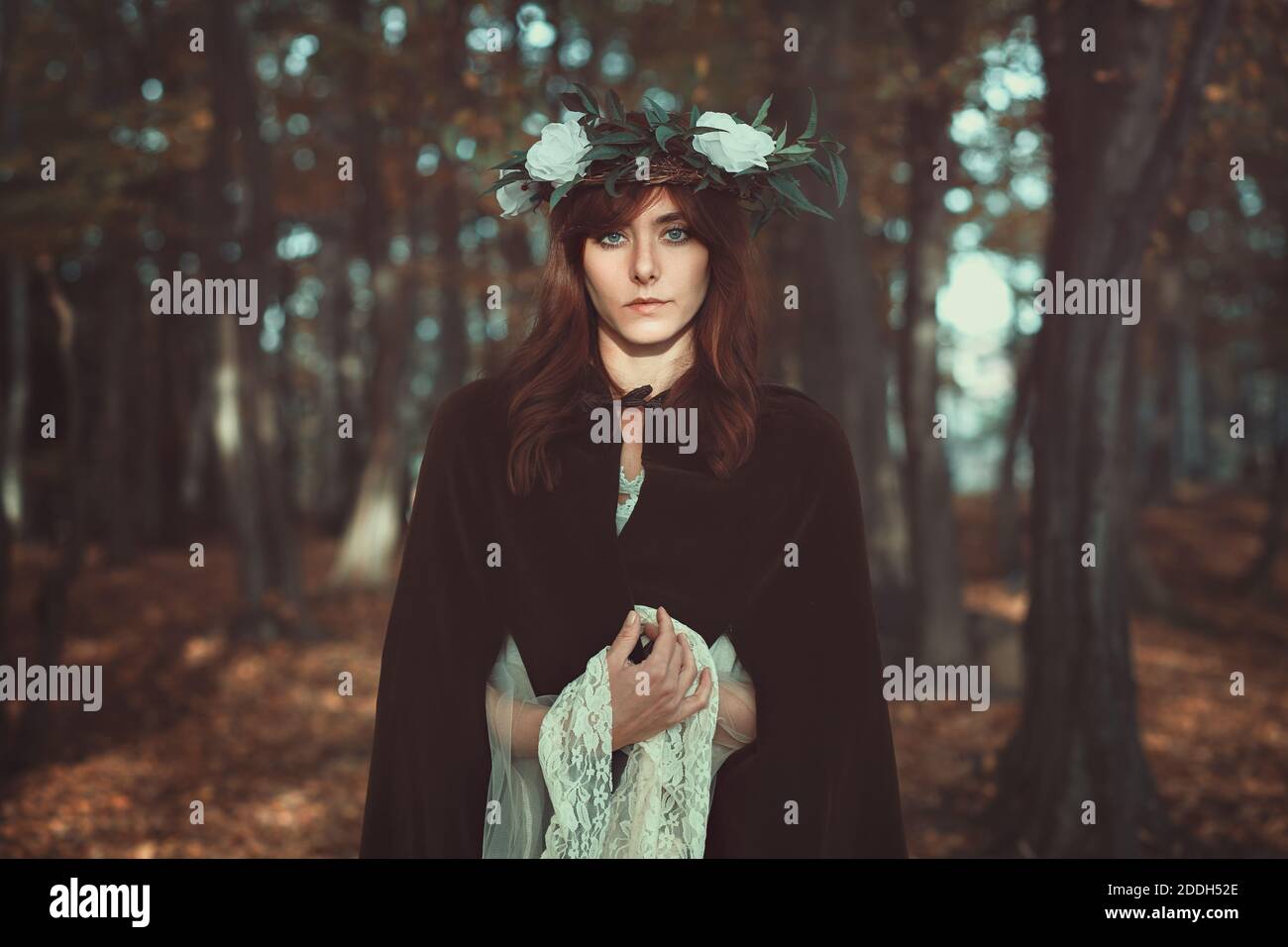 Schöne Frau im Herbstwald. Märchen und Fantasie Stockfoto