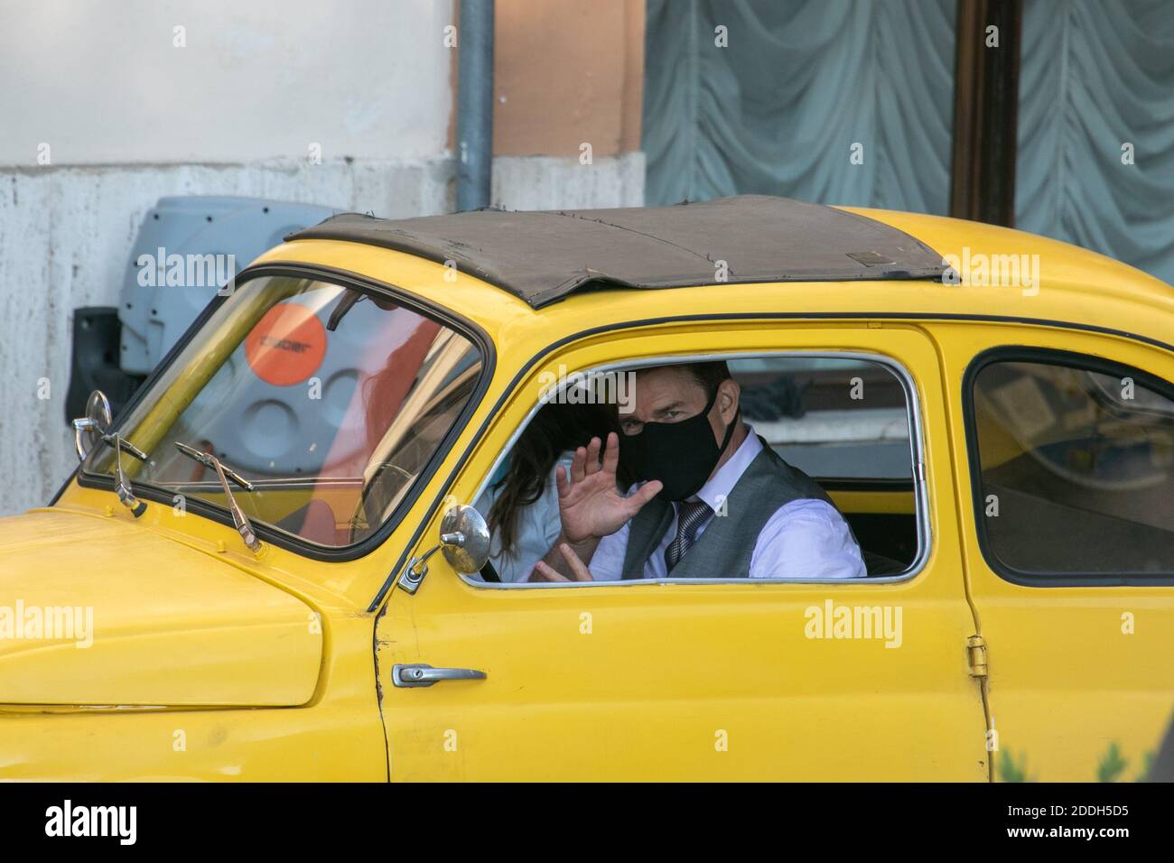ROM ITALIEN 25 November 2020. Tom Cruise winkt den Fans während der Dreharbeiten zur neuesten Fortsetzung der Mission Impossible Spionage-Film-Franchise, Mission Impossible 7 Waage in den Straßen von Rom unter der Regie von Christopher McQuarrie. Die Dreharbeiten wurden zunächst im Februar gestoppt, nachdem die Fälle des COVID-19-Coronavirus in Italien stark angestiegen waren. Kredit: amer ghazzal/Alamy Live Nachrichten Stockfoto