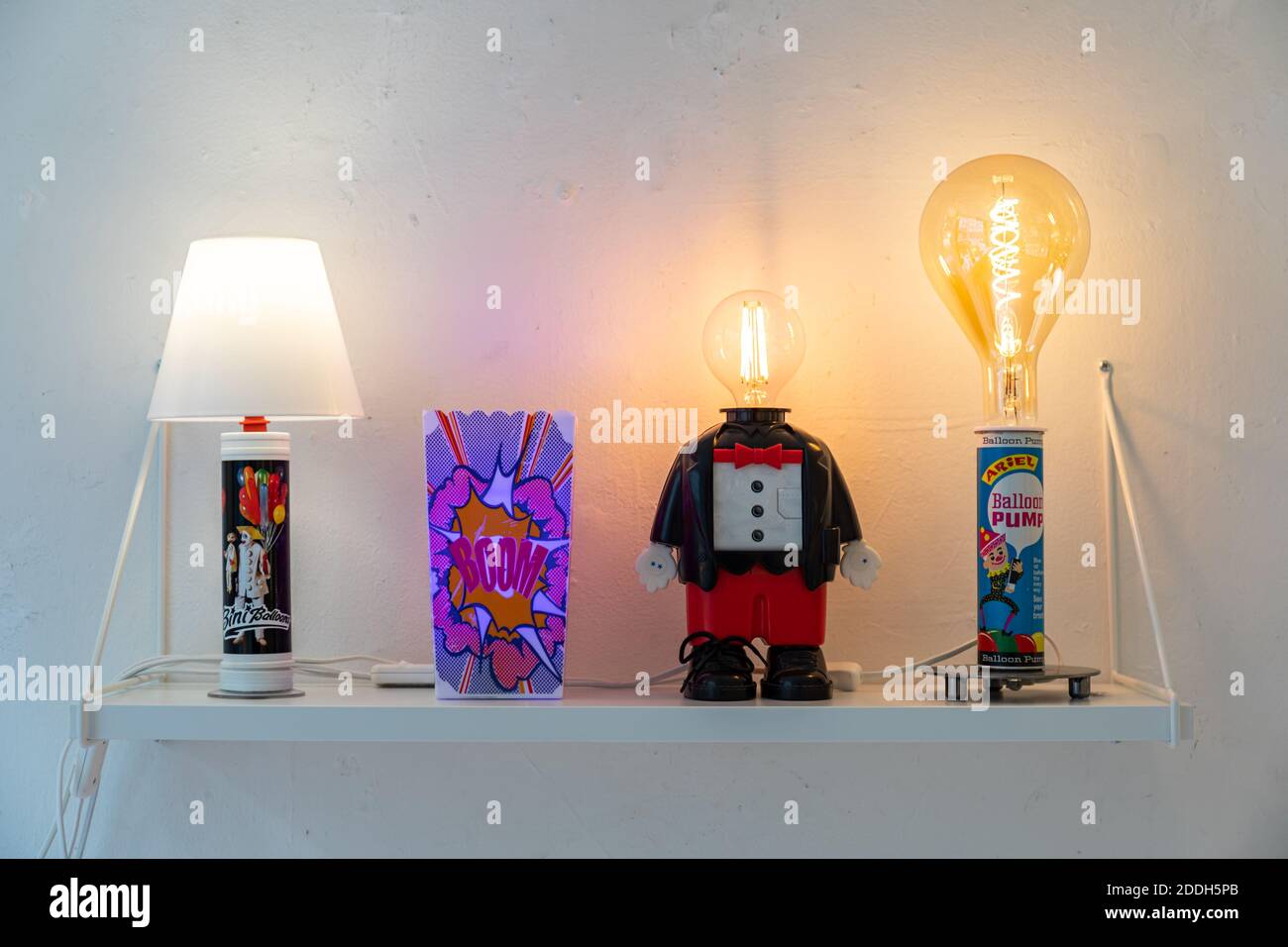 Lampen aus recycelten Teilen des Künstlers Toni Kitti am Ende der Tunnel-Ausstellung in der Kalleria Kunstgalerie in Helsinki, Finnland Stockfoto
