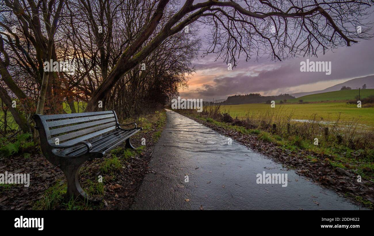 Der John Muir Way auf dem alten Bahnweg südlich der Campsie Fells in der Nähe des Dorfes Lennoxtown in Zentralschottland. Stockfoto