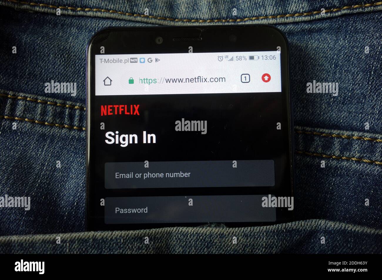 KONSKIE, POLEN - 21. Dezember 2019: Netflix-Website auf dem Handy angezeigt Stockfoto