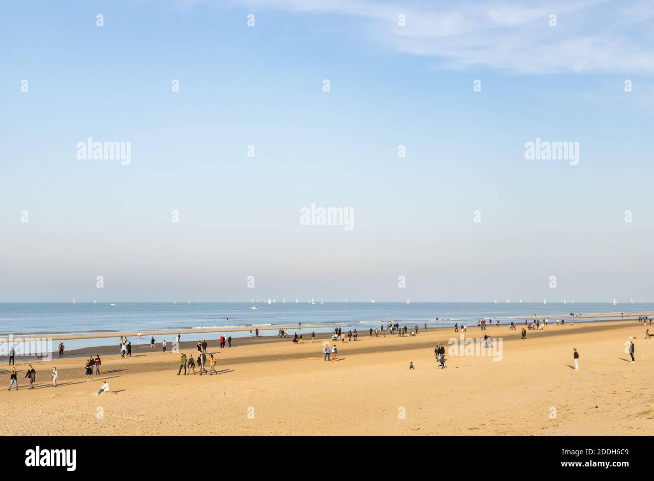 Oostduinkerke, Belgien - 6. November 2020: Die Menge am Strand genießt einen der letzten schönen Tage des Jahres 2020 Stockfoto