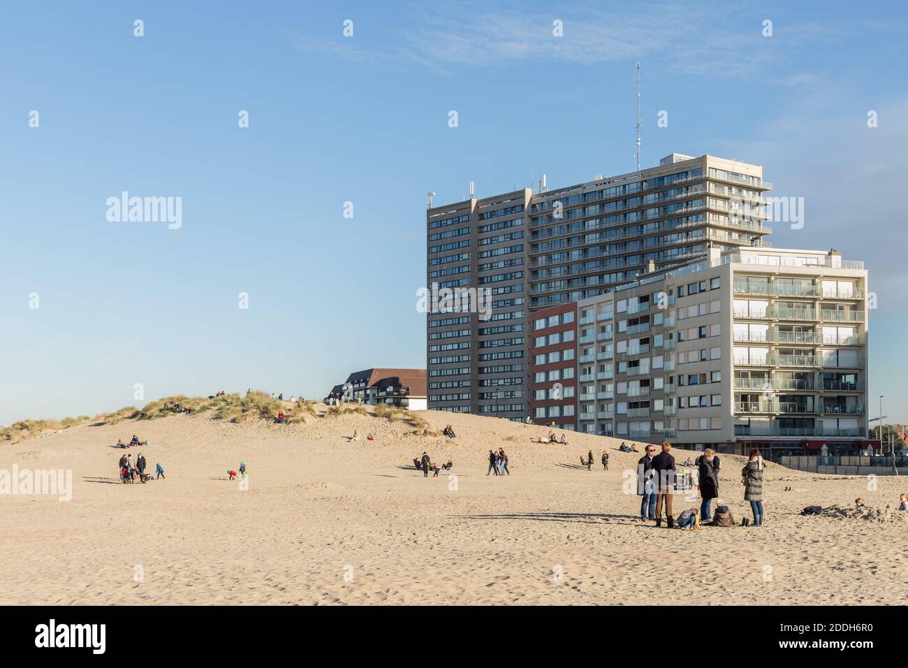 Oostduinkerke, Belgien - 6. November 2020: Menschen am Strand genießen einen der letzten schönen Tage des Jahres Stockfoto