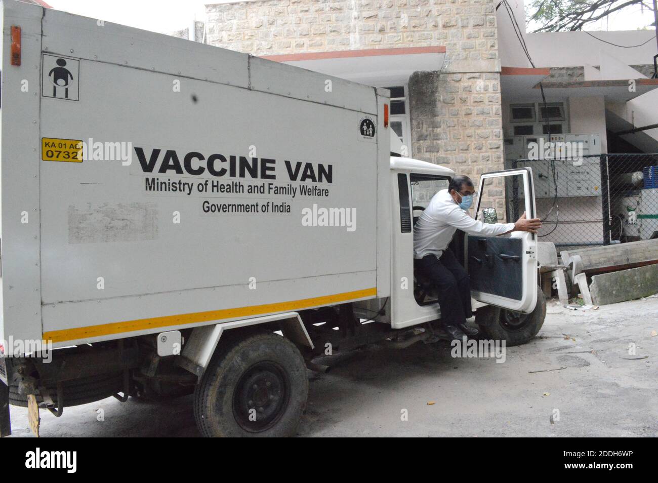 Bangalore, Indien. November 2020. Ein Impfwagen, der mit Kühlgeräten des Electronic Vaccine Intelligence Network (EVIN) ausgestattet ist, wird in einem staatlichen Krankenhaus, das von der Gemeinde Bangalore für die Lagerung und den Versand des COVID-19-Impfstoffs vorgeschlagen wurde, gesehen, wenn verfügbar, in Bangalore, Indien, 25. November 2020. Quelle: Str/Xinhua/Alamy Live News Stockfoto