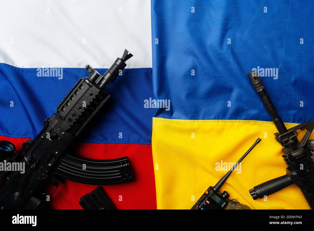 Flaggen von Russland und der Ukraine gefaltet zusammen mit Gewehr Stockfoto