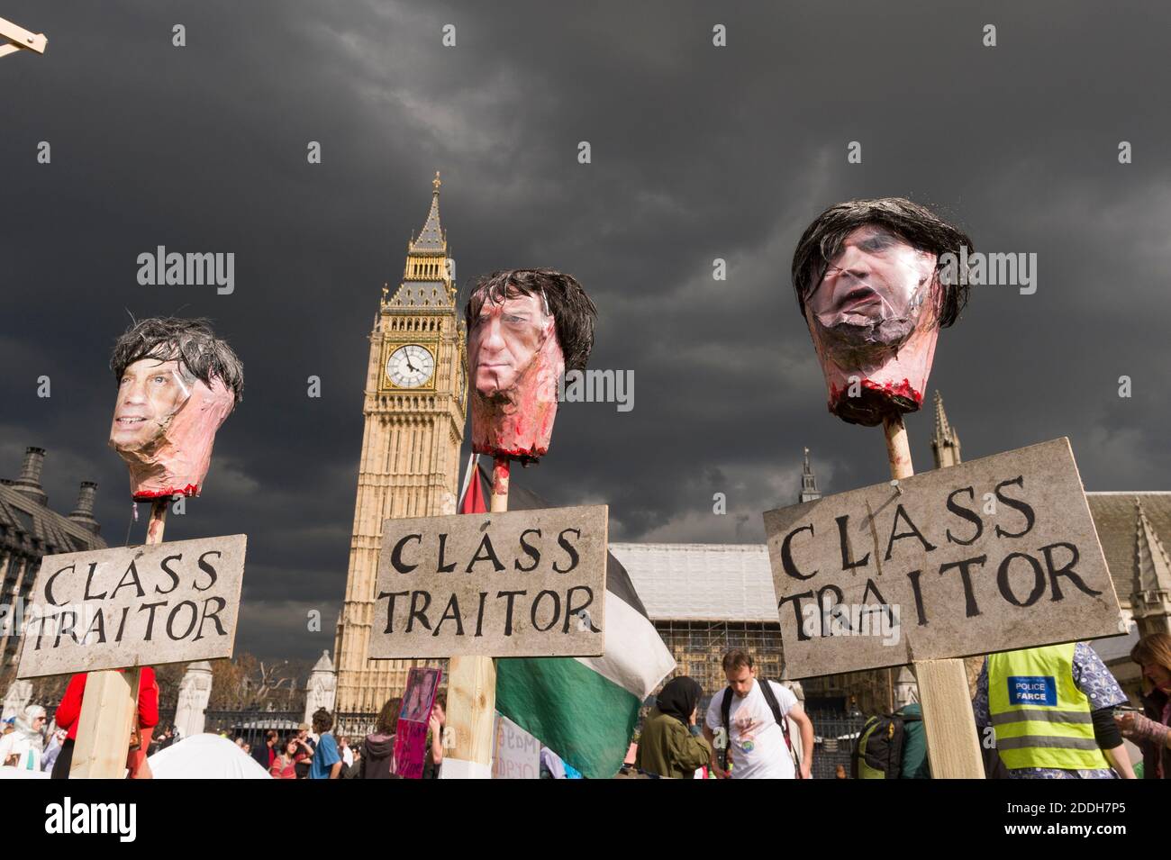 1. Mai Demonstration Parlament Sq. Die Demonstration konzentrierte sich hauptsächlich auf die bevorstehenden Parlamentswahlen, die am 6. Mai stattfinden. Effigys von Tony Blair, Peter Mandelson und Gordon Browns Köpfe auf Stakes. Houses of Parliament, Parliament Square, London, Großbritannien. Mai 2010 Stockfoto