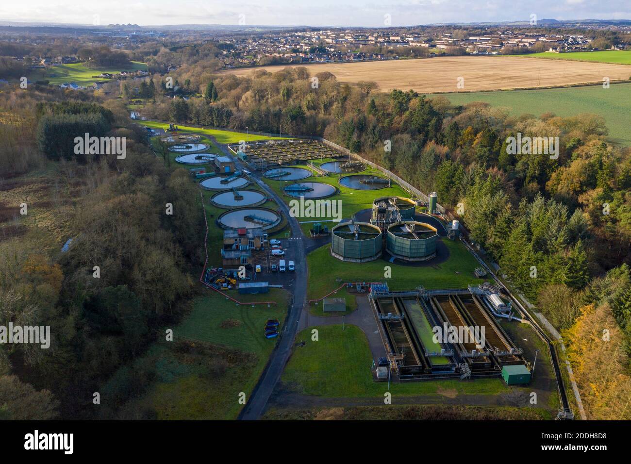 Luftaufnahme der East Calder Abwasseraufbereitungsanlage und Almondell Country Park, West Lothian, Schottland. Stockfoto