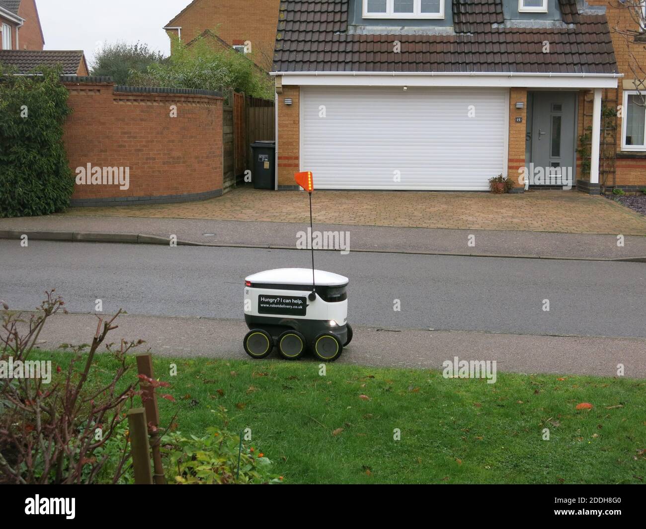 Ein Lieferroboter rollt in einem Wohngebiet von Northampton entlang des Pflasters, in einer kürzlichen Erweiterung des Starship / Co-op Online-Lebensmittelgeschäftssystems Stockfoto