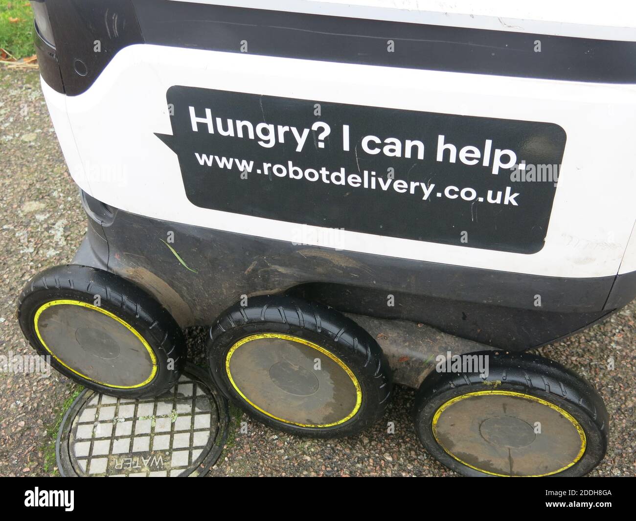 'Hungrig? Ich kann helfen'; der Slogan auf der Seite eines neuen Roboter Lieferung 6-Rad-Buggy in der Starship Lebensmittelgeschäft Partnerschaft mit Co-op, Wootton Fields. Stockfoto