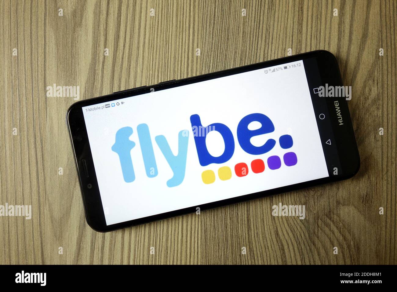 KONSKIE, POLEN - 21. Dezember 2019: Flybe Airline-Logo auf Handy angezeigt Stockfoto