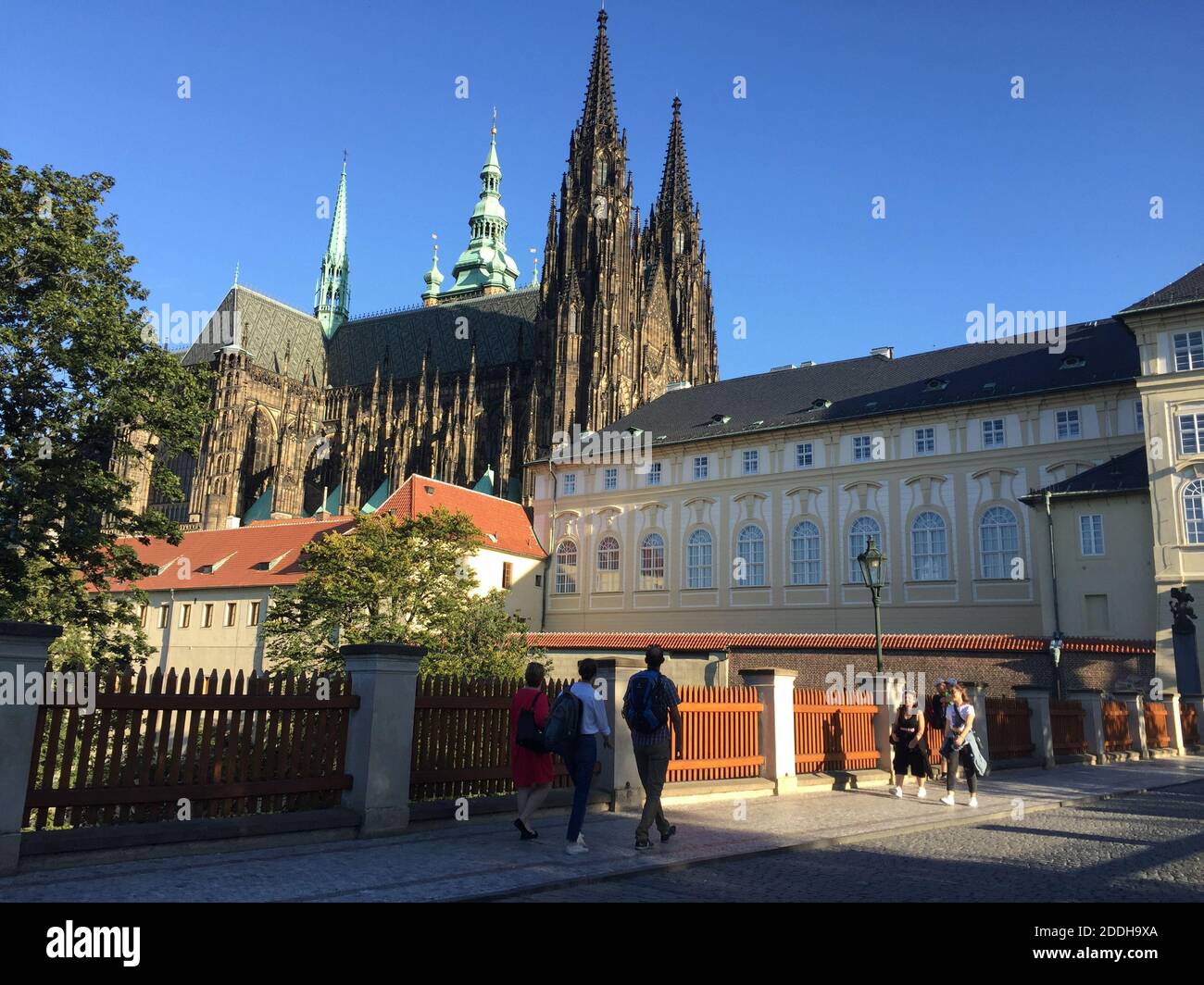 Prager Burg mit Tourismus in der Tschechischen Republik Sommer. Stockfoto