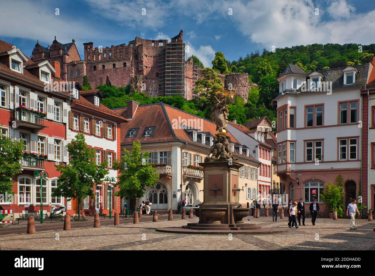 Ein Blick von einem Platz in Heidelberg in Baden-Württemberg, Deutschland, mit dem alten Schloss auf dem Hügel darüber Stockfoto