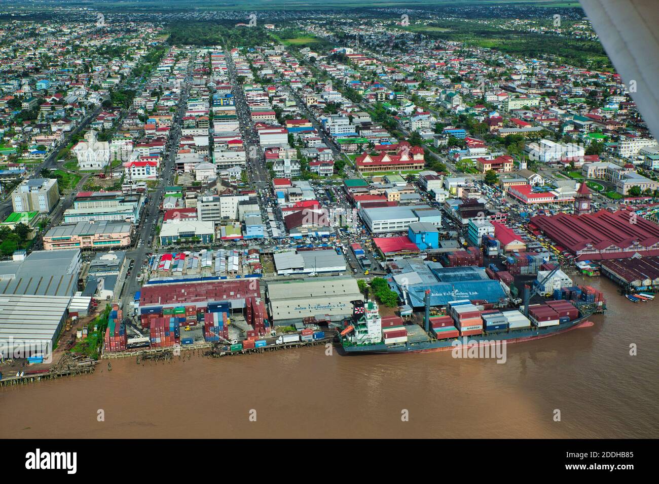 Eine Luftaufnahme eines Abschnitts der Docks und Uferbereiche mit Stadtgebäuden jenseits von ay Georgetown, Guyana, Südamerika Stockfoto