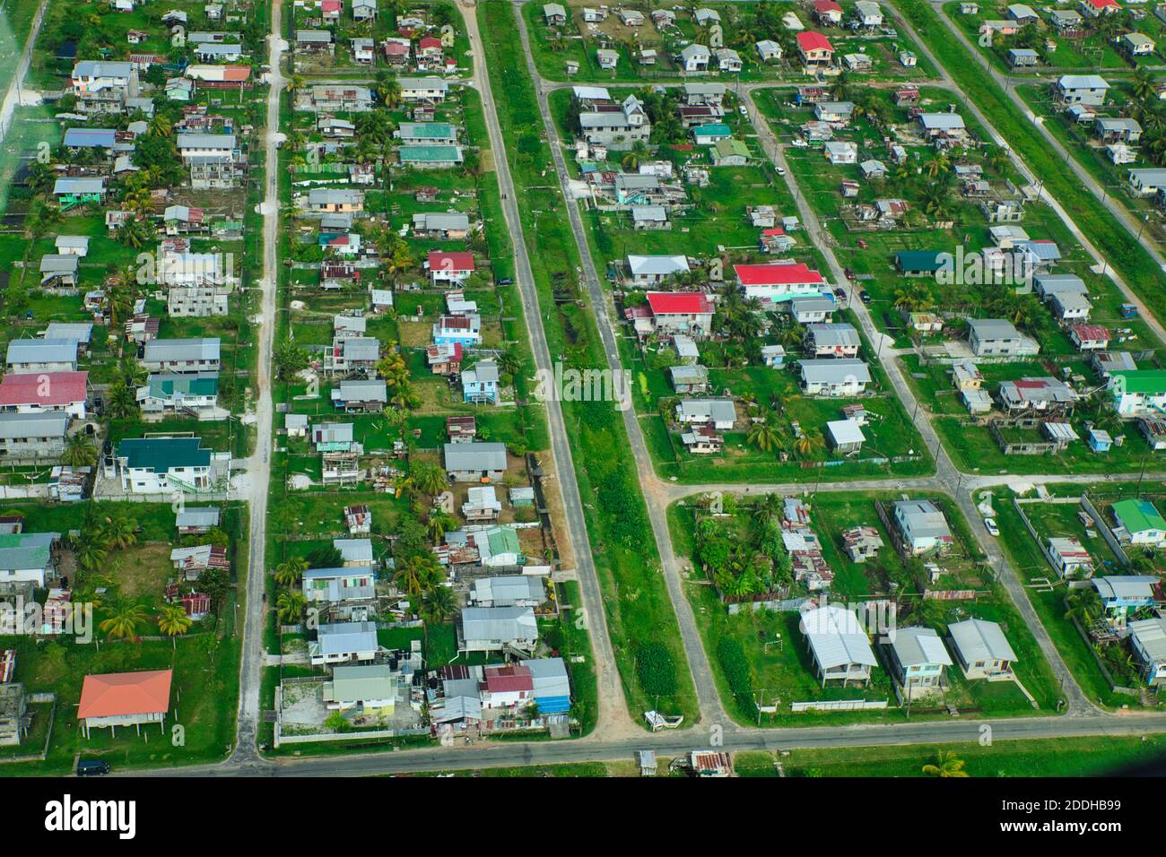 Eine Luftaufnahme der Vororte mit Straßen und Häusern, von Georgetown, Guyana, Südamerika Stockfoto