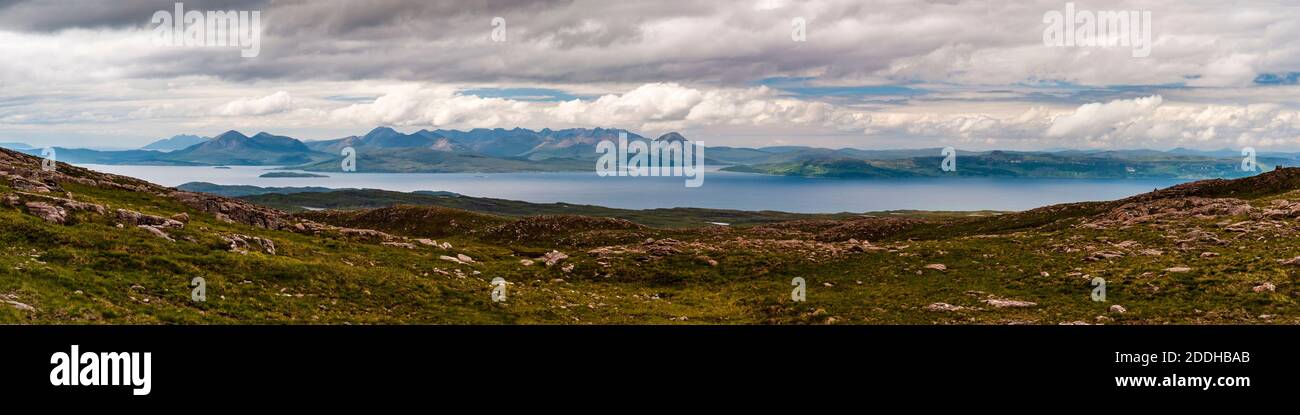 Ein Panoramablick über den Inner Sound zu den Inseln Raasay und Skye, vom Aussichtspunkt Bealach na Ba, Schottland. Juni. Stockfoto