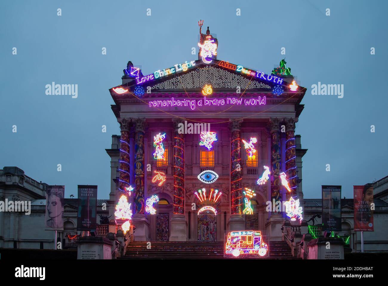 London, England - November 25 2020: Erinnerung an eine schöne neue Welt - eine farbenfrohe, beleuchtete Tate Britain kommission von Chila Kumari Singh Burman Stockfoto