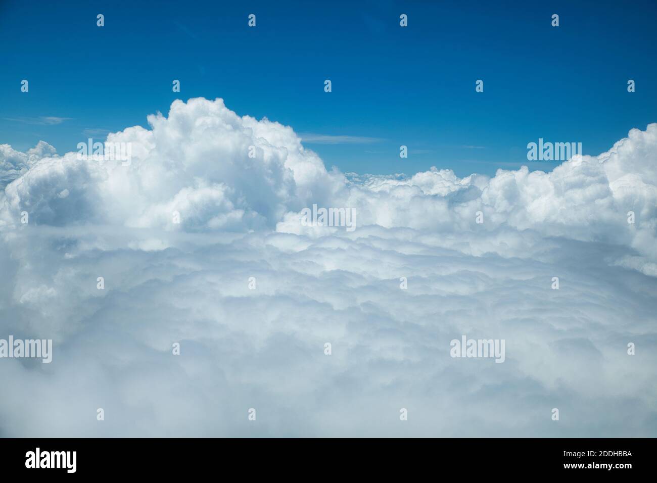 Eine Luftaufnahme von weißen flauschigen Cumuluswolken von oben Mit einem blauen Himmel im Hintergrund Stockfoto