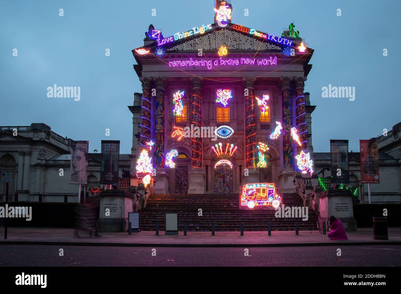 London, England - November 25 2020: Erinnerung an eine schöne neue Welt - eine farbenfrohe, beleuchtete Tate Britain kommission von Chila Kumari Singh Burman Stockfoto