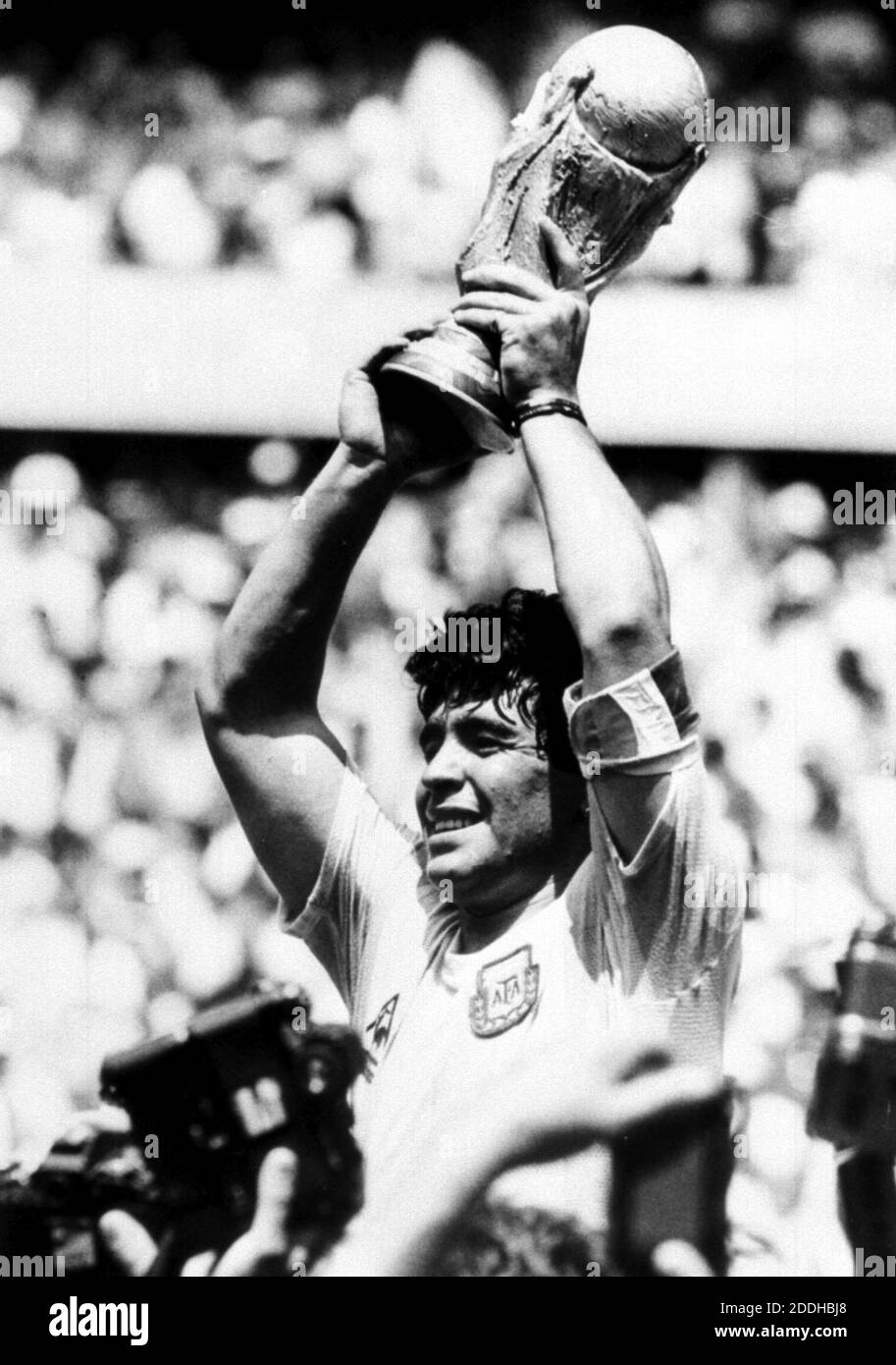 Foto vom 29.06.1986 von Diego Maradona hält die WM nach Argentinien Westdeutschland im World-Cup-Finale in Mexiko schlagen. Stockfoto