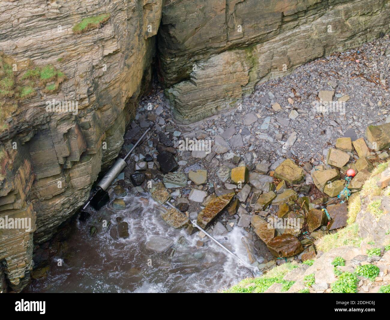 Die Metallverschmutzung wurde an der Küste von Orkney aufgespült Stockfoto