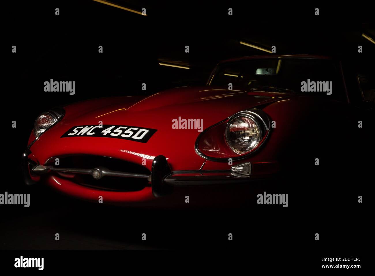 Red 1966 Series 1 E-Type Jaguar 4.2. Außenansicht, aus den Schatten, Studio 434 Auto-Sammlung Stockfoto