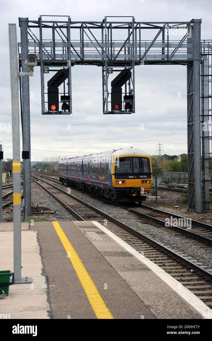 166212 Betreten von Gleis 3 des Didcot Parkway mit einem nordwärts-Service. Stockfoto