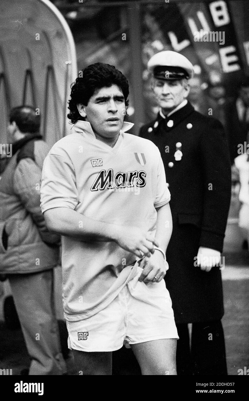 Mailand Italien , 1989 Meazza Stadium , Diego Maradona , Fußballspieler von Napoli Fußball, vor einem Spiel mit AC. Mailand Stockfoto