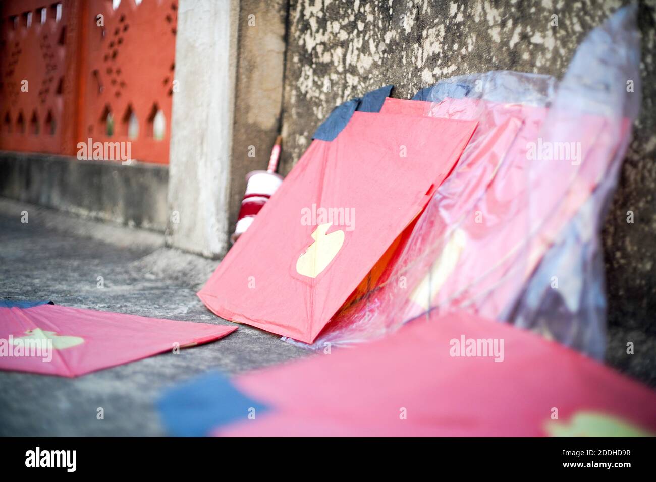 Serie von bunten rot gelben Papier und Holz-Kits platziert In der Nähe fikri charki Spulen mit dor einfachen Faden und gefüllt Manjha Glas abgedeckt Gewinde für die Stockfoto