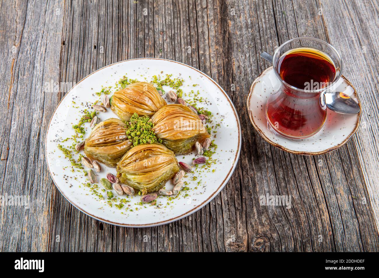 Türkische Midye Baklava ( Muschel Form Baklava ) mit grünem Pistazien Pulver und Butter Creme. Konzept der islamischen Feste. Stockfoto