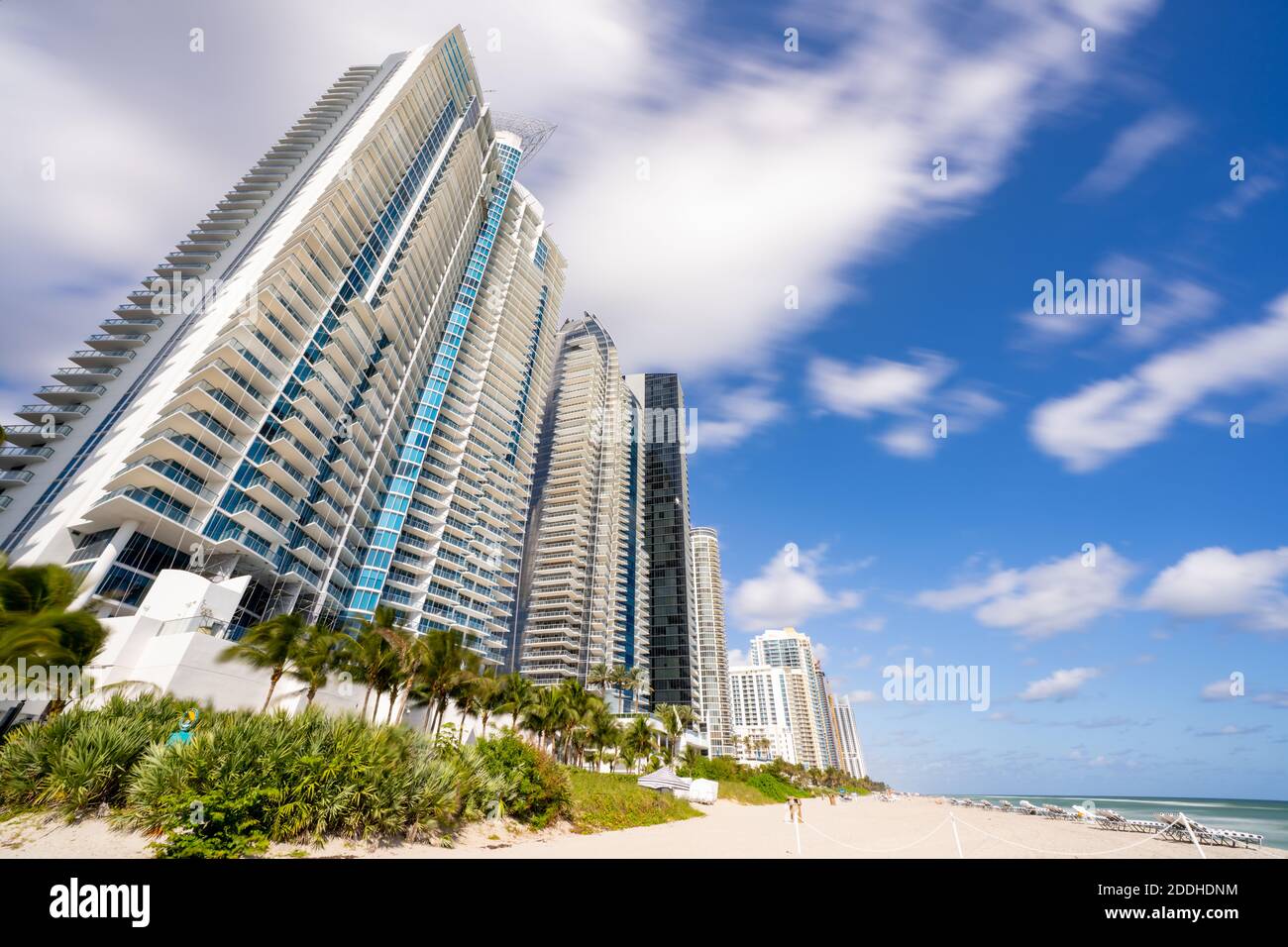 Foto von hohen Türmen an den Strandwohnungen und Resorts Stockfoto