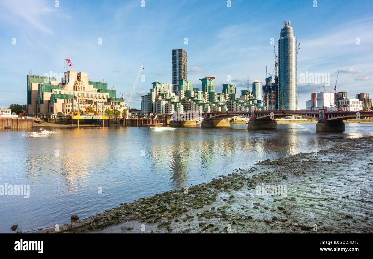 Blick über die Themse in Richtung der Gebäude am Flussufer Vauxhall und St George Wharf Stockfoto