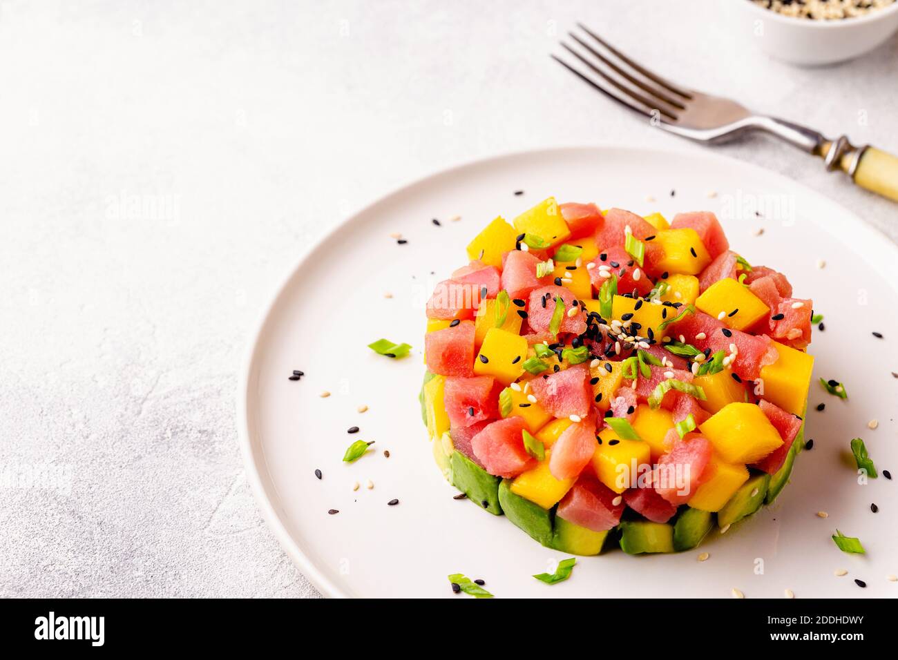 Thunfisch Mango Avocado Salat Tartare mit grünen Zwiebeln und Sesam ...