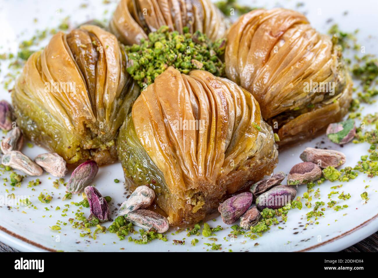 Türkische Midye Baklava ( Muschel Form Baklava ) mit grünem Pistazien Pulver und Butter Creme. Konzept der islamischen Feste. Stockfoto