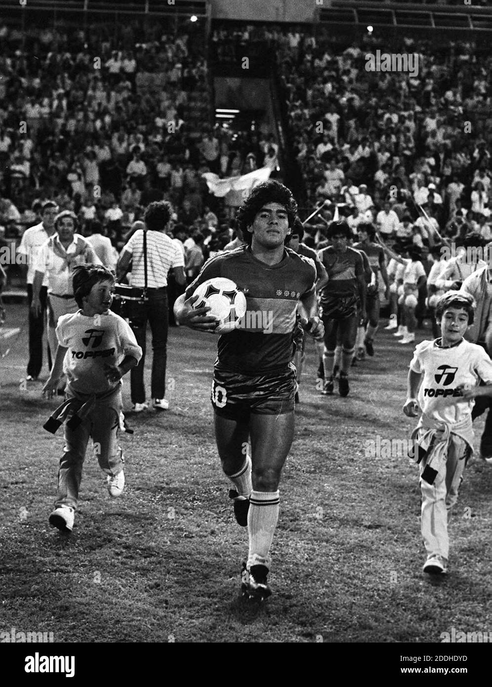Diego Maradona spielt für Boca Juniors im La Bombonera Stadion, 1982 Stockfoto
